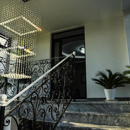 Ni Mesecev Konak Bed & Breakfast エクステリア 写真