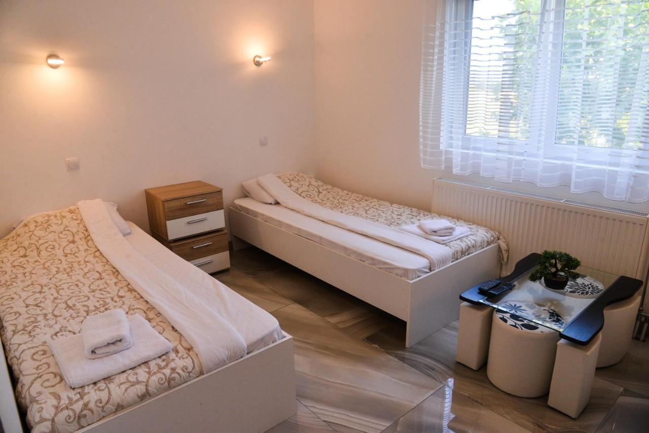 Ni Mesecev Konak Bed & Breakfast エクステリア 写真