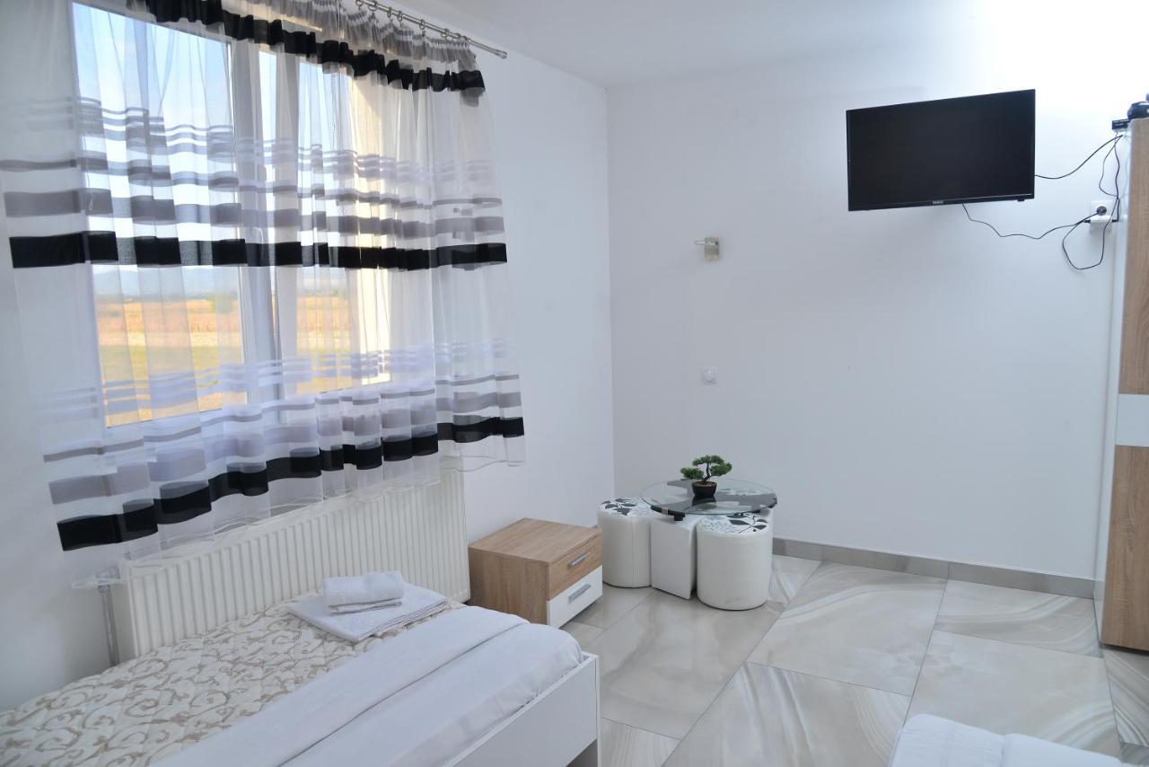 Ni Mesecev Konak Bed & Breakfast エクステリア 写真