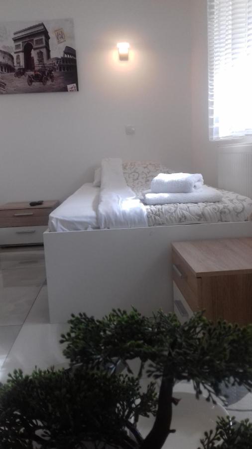 Ni Mesecev Konak Bed & Breakfast エクステリア 写真