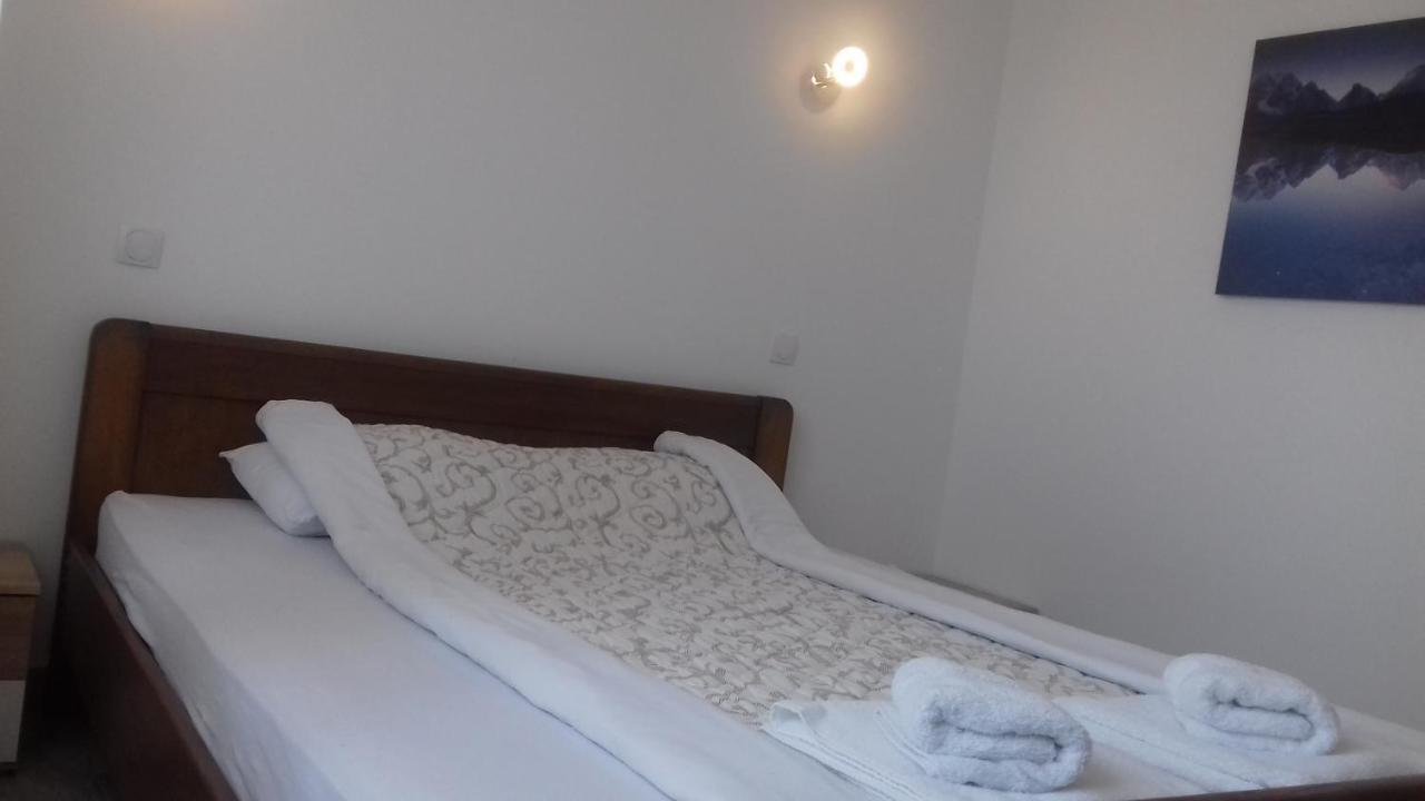 Ni Mesecev Konak Bed & Breakfast エクステリア 写真