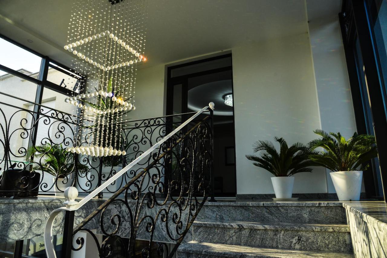 Ni Mesecev Konak Bed & Breakfast エクステリア 写真