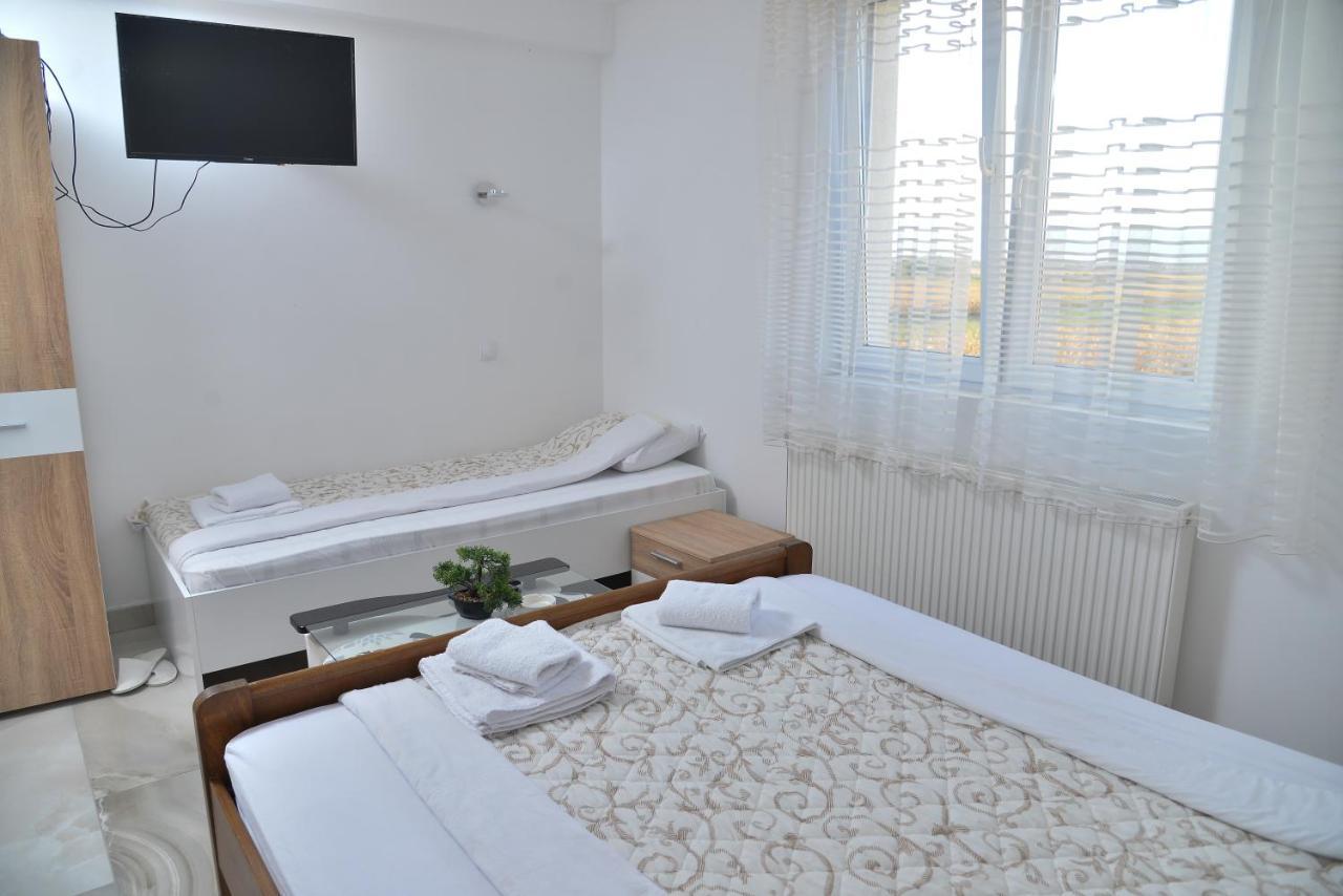 Ni Mesecev Konak Bed & Breakfast エクステリア 写真