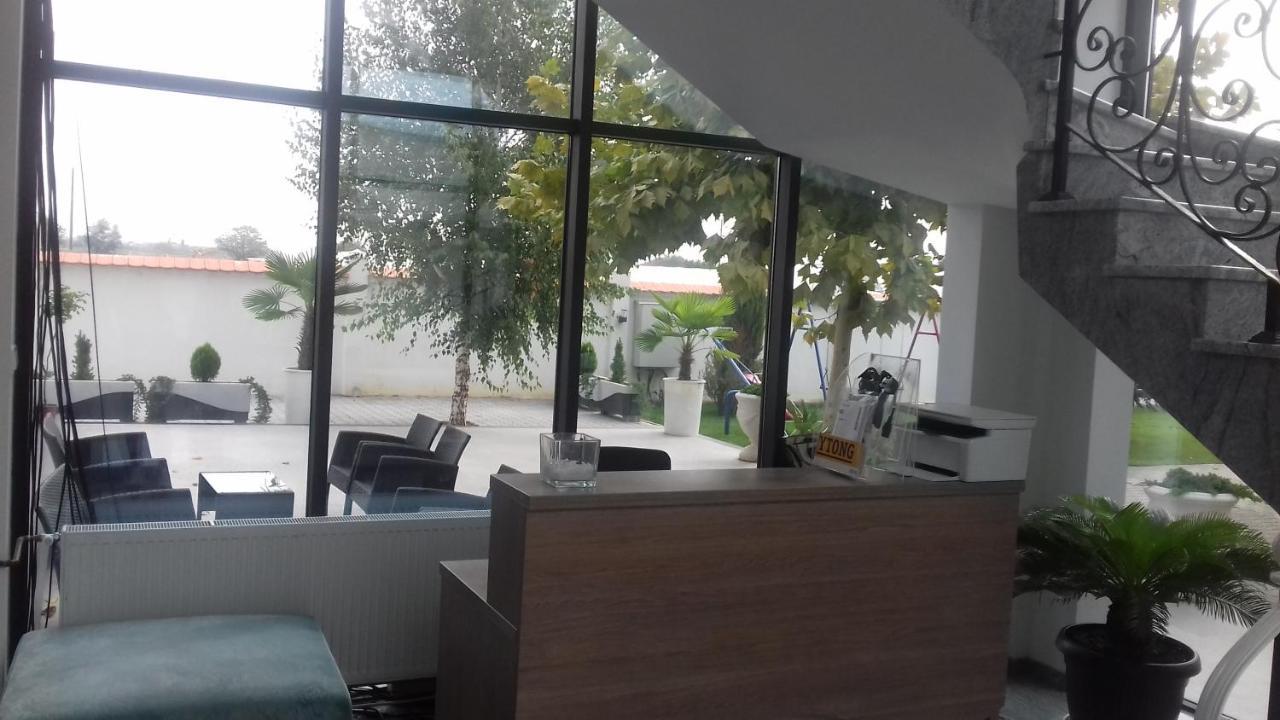 Ni Mesecev Konak Bed & Breakfast エクステリア 写真