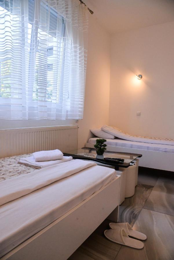 Ni Mesecev Konak Bed & Breakfast エクステリア 写真