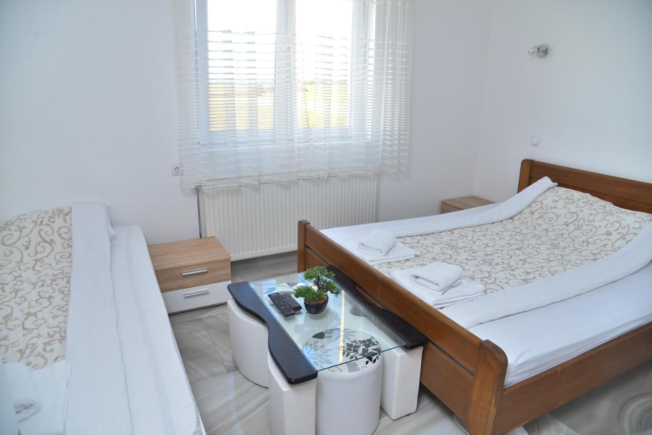Ni Mesecev Konak Bed & Breakfast エクステリア 写真