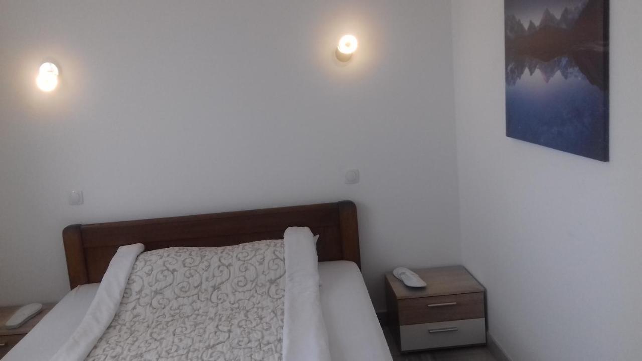 Ni Mesecev Konak Bed & Breakfast エクステリア 写真