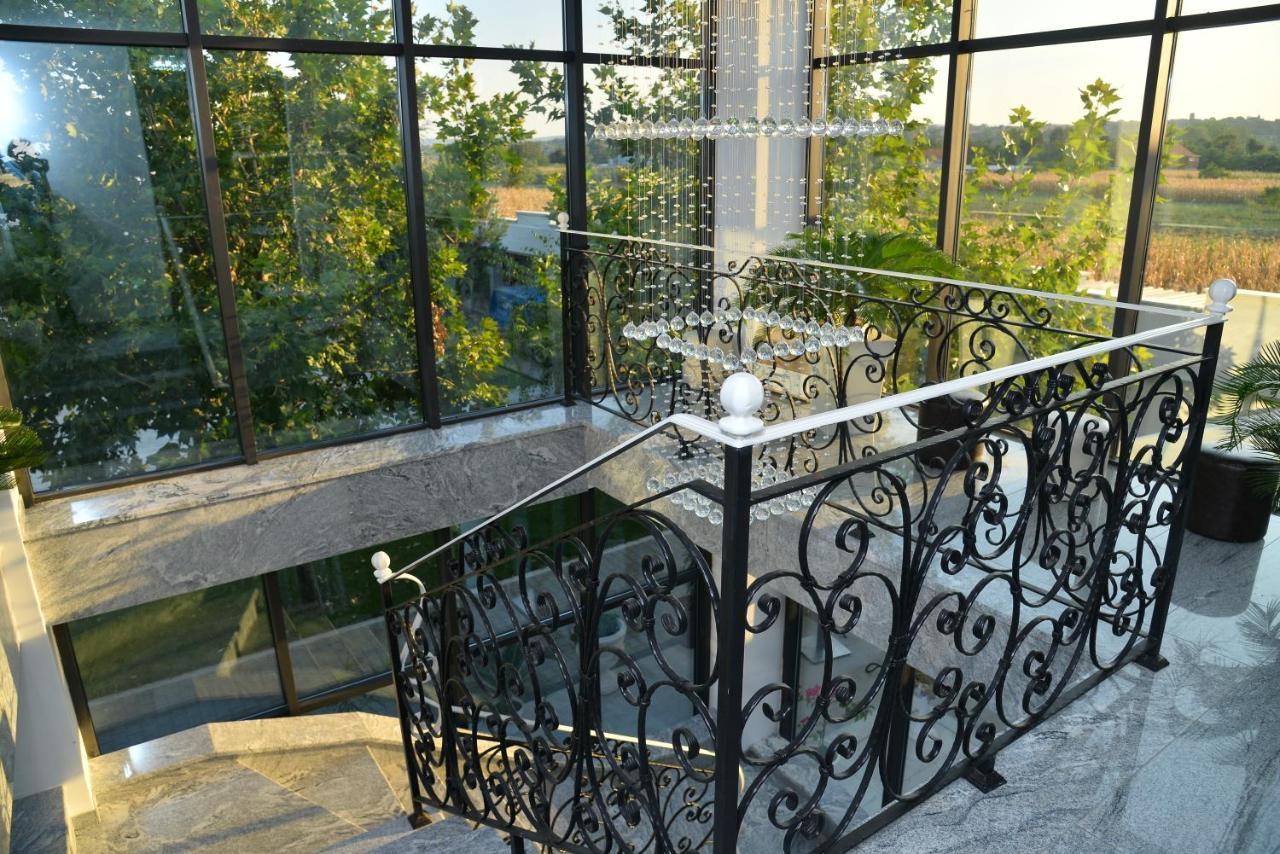 Ni Mesecev Konak Bed & Breakfast エクステリア 写真