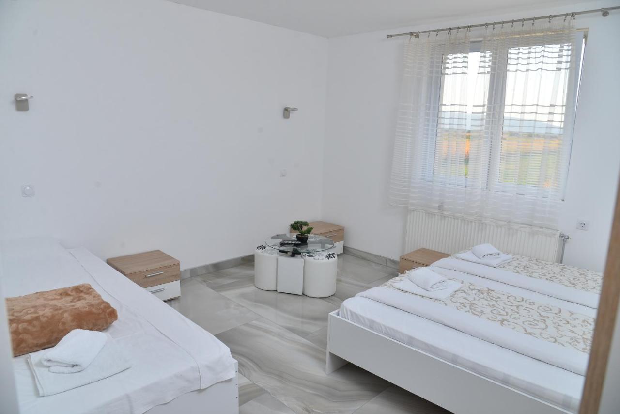 Ni Mesecev Konak Bed & Breakfast エクステリア 写真