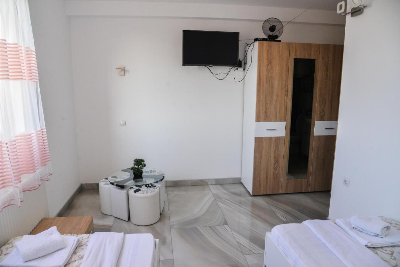 Ni Mesecev Konak Bed & Breakfast エクステリア 写真
