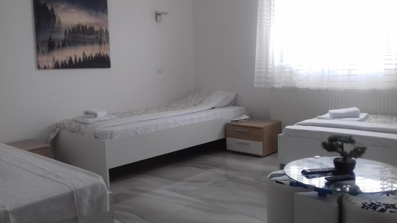 Ni Mesecev Konak Bed & Breakfast エクステリア 写真