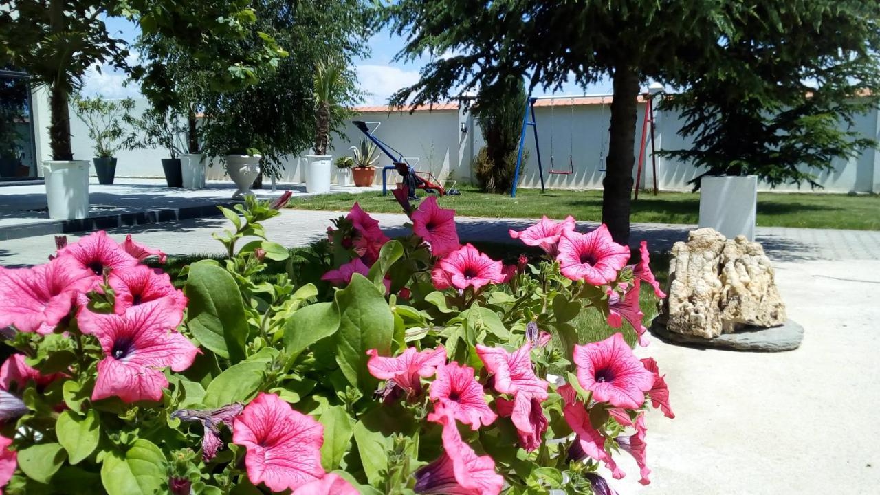 Ni Mesecev Konak Bed & Breakfast エクステリア 写真