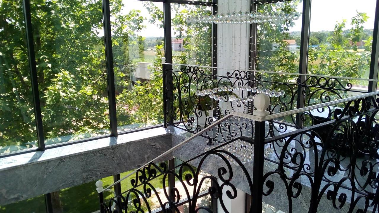 Ni Mesecev Konak Bed & Breakfast エクステリア 写真